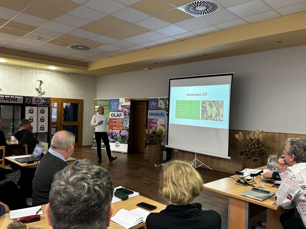 CHI na zasedání Rady genetických zdrojů v Opavě (3. 12. 2024).<br />
<br />
Ing. Vladimír Nesvadba, Ph.D. prezentující zprávu o činnosti za rok 2024. | Foto: S. Trnková Foto: S. Trnková