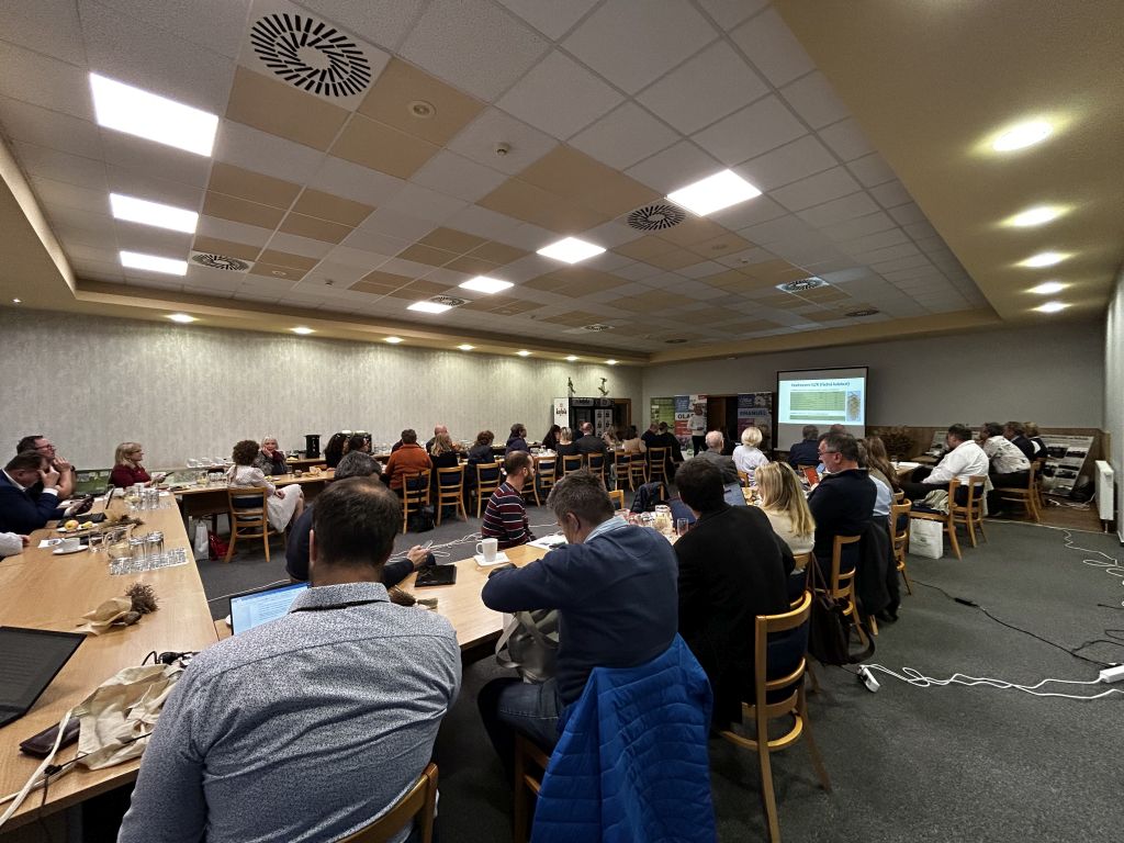 CHI na zasedání Rady genetických zdrojů v Opavě (3. 12. 2024).<br />
<br />
Ing. Vladimír Nesvadba, Ph.D. prezentující zprávu o činnosti za rok 2024. | Foto: S. Trnková Foto: S. Trnková