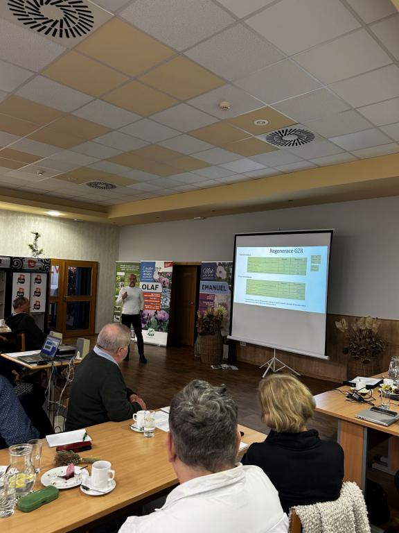 CHI na zasedání Rady genetických zdrojů v Opavě (3. 12. 2024).<br />
<br />
Ing. Vladimír Nesvadba, Ph.D. prezentující zprávu o činnosti za rok 2024. | Foto: S. Trnková Foto: S. Trnková